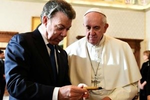 Colombia, Santos va dal Papa e gli regala un “baligrafo”
