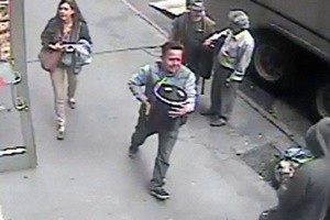Ruba un secchio pieno d'oro: il video della polizia di New York