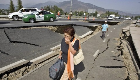 Terremoto 7.7 scuote il Cile: nessuna vittima, abbassata allerta tsunami. Autostrade spaccate