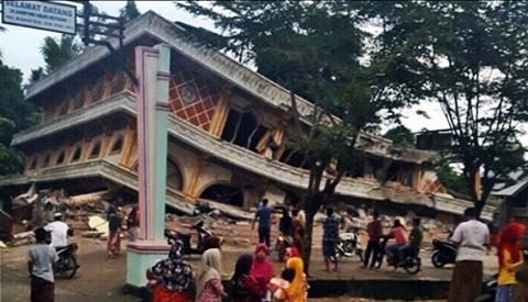Forte scossa di terremoto in Sumatra, almeno 97 morti. Crollate molte case e moschee