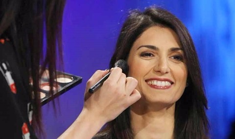 La Raggi mette sotto scacco il M5s, Grillo nel panico. E il sindaco Pizzarotti gongola