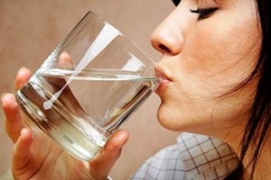 Otto bicchieri d’acqua al giorno per depurarsi dopo le feste