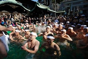 Giappone, secchiate di acqua gelata per un rito di purificazione