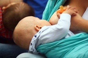 "Vietato allattare", botta e risposta tra madre di Biella e Poste