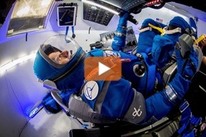 Spazio, la Boeing presenta la nuova tuta blu per gli astronauti