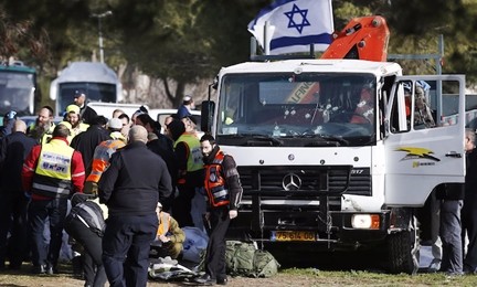 Gerusalemme, camion falcia un gruppo di militari: quattro morti. Hamas rivendica: "Attacco eroico, intensificare resistenza"