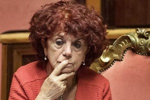 Manifesti anonimi contro Fedeli: "Per fare il ministro terza media, amicizie e...". Pd la difende