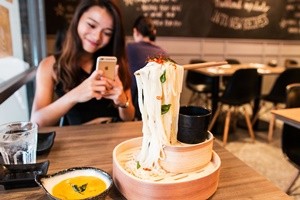 In Vietnam il nuovo trend sono i "flying noodles"