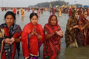 India, il bagno di massa nel Gange: è il Gangasagar Mela