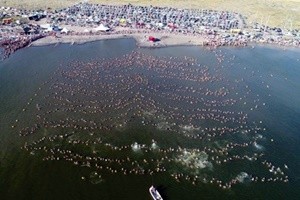 Argentina, gigantesco serpentone galleggiante umano