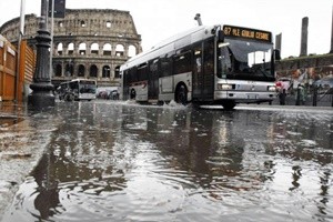 Maltempo, violento temporale a Roma: tegole divelte e rami caduti