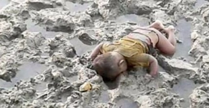 Morto annegato mentre fugge dalla Birmania, aveva 16 mesi. Mohammed come Aylan