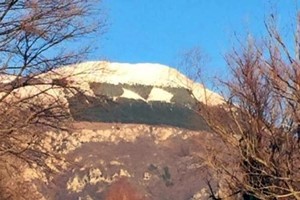 Nevica e sul monte Giano, ricompare la scritta Dux. “Abbattere la montagna”