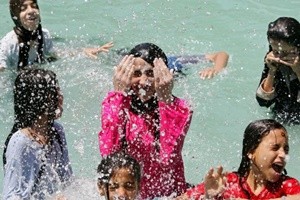La corte Ue ha deciso: bambine musulmane in piscina con i maschi