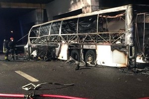 Bus ungherese si schianta e prende fuoco, strage di ragazzi. Sedici morti e decine di feriti