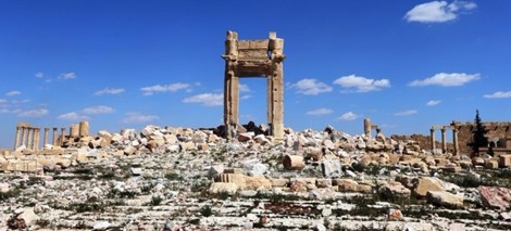 Isis torna a distruggere altre colonne sito archeolgico Palmira. Unesco: “Crimini di guerra”