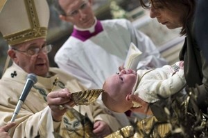 Papa battezza 28 bimbi. E alle mamme: se figli hanno fame allattate pure
