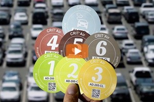 A Parigi arrivano gli adesivi per le auto meno inquinanti
