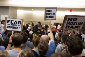 Proteste negli aeroporti contro il decreto anti migranti di Trump
