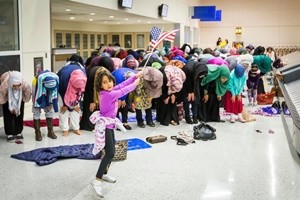 La preghiera musulmana di protesta nell’aeroporto di Dallas
