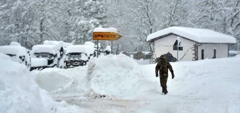Terremoto e neve: il Centro Italia stremato, soccorsi difficili. C'è la prima vittima