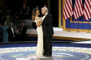 Trump e Melania aprono le danze in onore dei militari con My Way