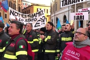 La protesta dei Vigili del fuoco a Montecitorio: noi sottopagati