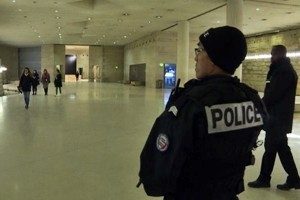 Parigi, riapre il Louvre dopo l'attacco col machete