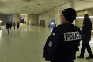 Parigi, riapre il Louvre dopo l'attacco col machete