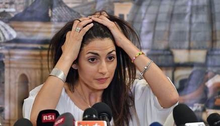 Virginia e l’affaire polizze a sua insaputa, il M5s fa quadrato attorno alla sindaca. Ma c’è malumore in casa Grillo