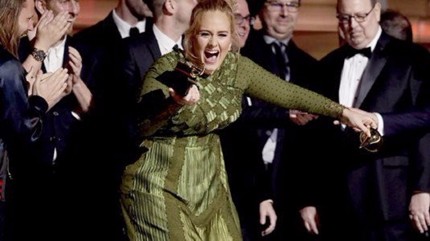 Adele trionfa  ai Grammy Awards ed entra nella storia, delusa Pausini. Cinque premi a Bowie