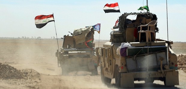 Forze irachene contro Isis, l’aeroporto di Mosul sotto attacco. Jet e droni in azione