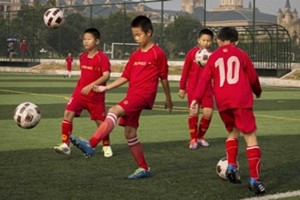 Cina nel pallone, al via nuove scuole calcio. Saranno 20 mila a fine anno