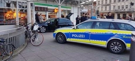 Germania, auto investe un gruppo di passanti: un morto e due feriti. Arrestato conducente