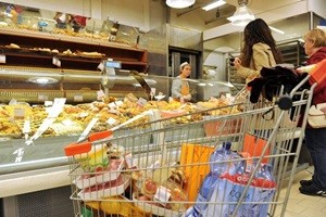 L'impennata dell'inflazione mette in crisi le famiglie. Crescono le spese alimentari