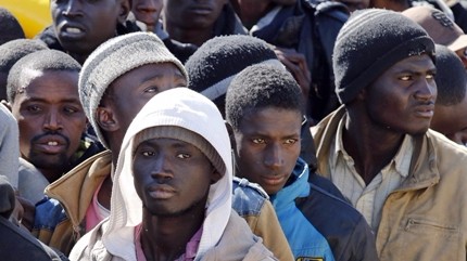 Migranti, indagine della Procura su Ong. Il monito del Papa, l'affondo di Pennac: "Povera Europa"