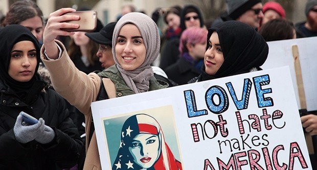 Trump prova a salvare la faccia, la Casa Bianca pensa a riscrivere il “muslim ban”