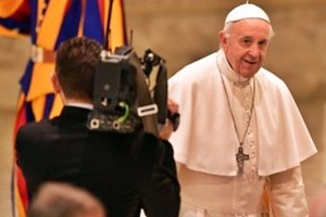 Papa: pregare per i cattivi, anche se vorremmo strangolarli. “Preghiera antidoto contro l’odio”