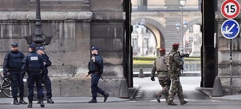Louvre, attacco contro soldati al grido "Allah Akbar". Parigi rivive l'incubo terrorismo