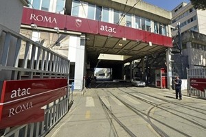 Roma, blitz Raggi a rimessa Atac: 45 filobus nuovi e abbandonati