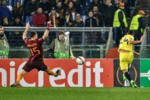 Europa League: Roma perde ma passa, Fiorentina travolta e eliminata