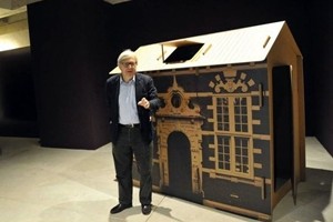 Sgarbi dona casette di cartone d'artista ai clochard di Milano