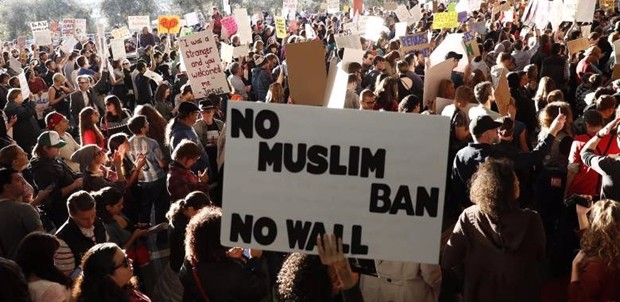 Giudice blocca “Muslim Ban”, ripristinati 60mila visti revocati da Trump. Il presidente replica: decisione “ridicola”