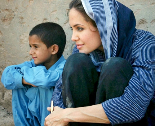 Angelina Jolie rinnova contratto come Inviata Speciale dell`Unhcr