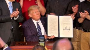 Trump firma ordine esecutivo sul clima basta guerra al carbone