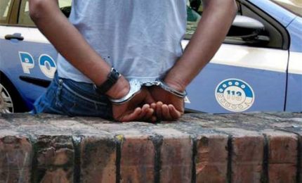 Arrestato scafista ganese accusato di violenze su migranti. Una vittima: "Collegava elettrodi alla mia lingua"