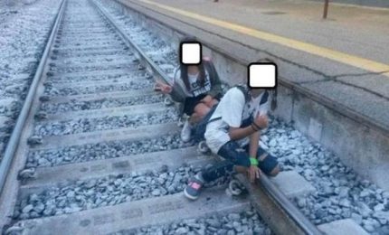 Il video choc della Polizia contro i selfie sui binari dei treni