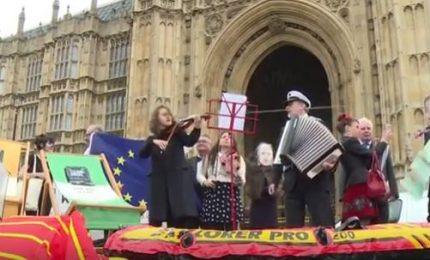 Protesta contro Brexit, i violini come sul Titanic
