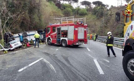 In Liguria sette operai travolti da un Tir, due le vittime. Arrestato l'autista