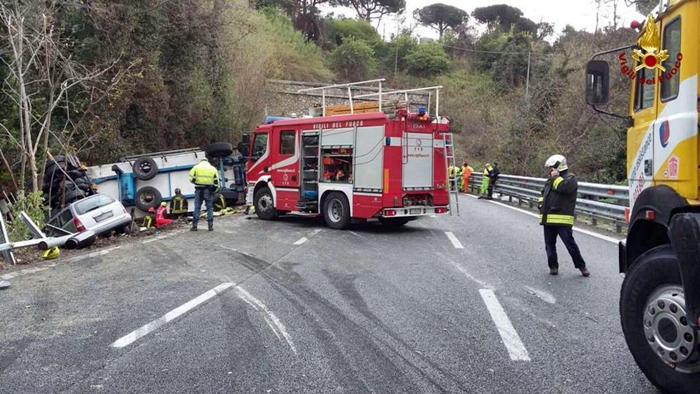 In Liguria sette operai travolti da un Tir, due le vittime. Arrestato l’autista